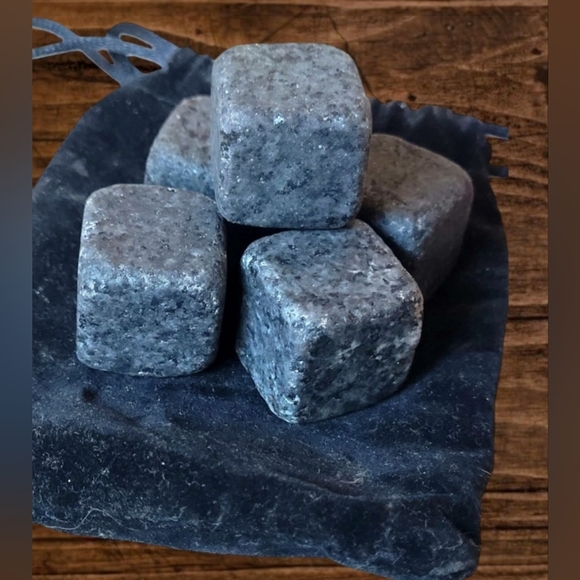 JACK DANIELS WHISKEY GIFT SET WITH SHOT GLASSES AND WHISKEY STONES - Picture 5 of 7